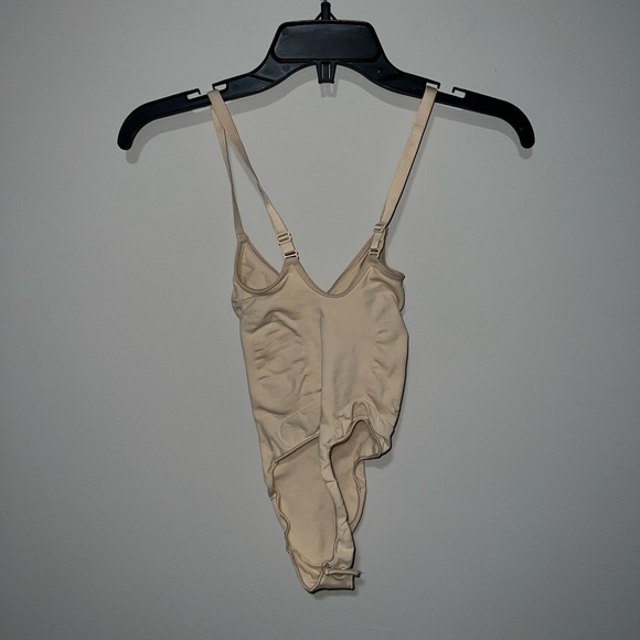 SKIMS SEAMLESS SCULPT THONG BODYSUIT SAND XS - Picture 4 of 4